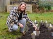 Hester plant een nieuwe border aan in haar tuin.