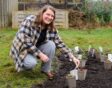 Hester plant een nieuwe border aan in haar tuin.