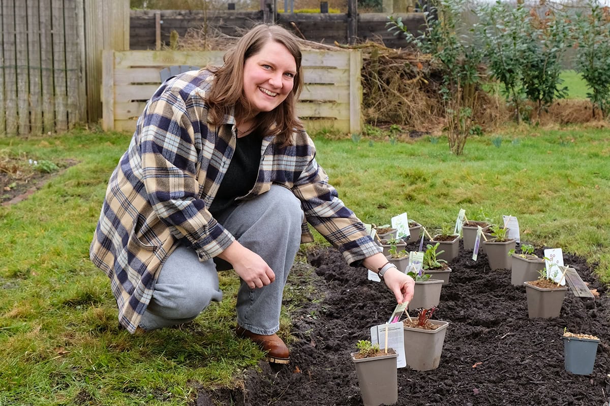 Hester plant een nieuwe border aan in haar tuin.