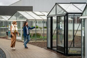 Joke en een medewerker van Euro-Serre lopen naar een showserre toe.