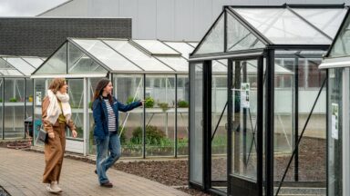 Joke en een medewerker van Euro-Serre lopen naar een showserre toe.