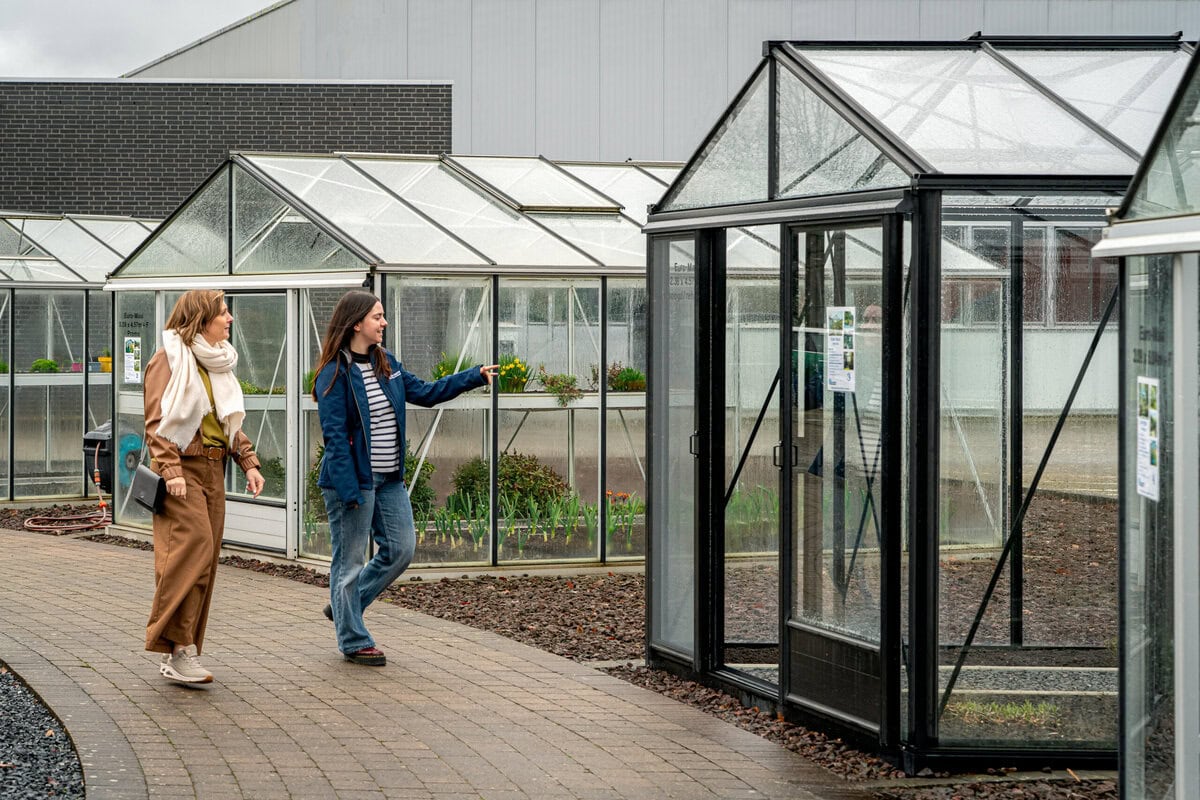 Joke en een medewerker van Euro-Serre lopen naar een showserre toe.