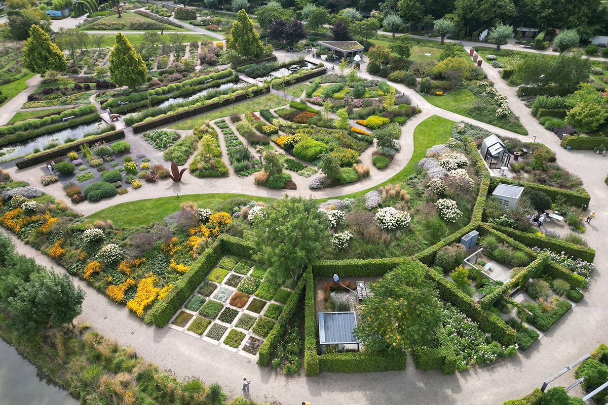 Luchtfoto van Bloemenpark Appeltern.