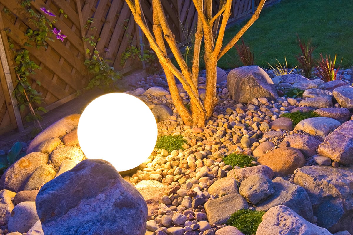 Tuinverlichting in het donker, in een rotstuin