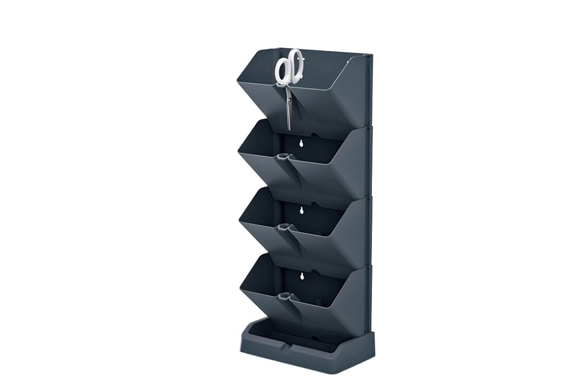 Een verticale plantenbak voor tegen de muur, in antraciet-kleur.