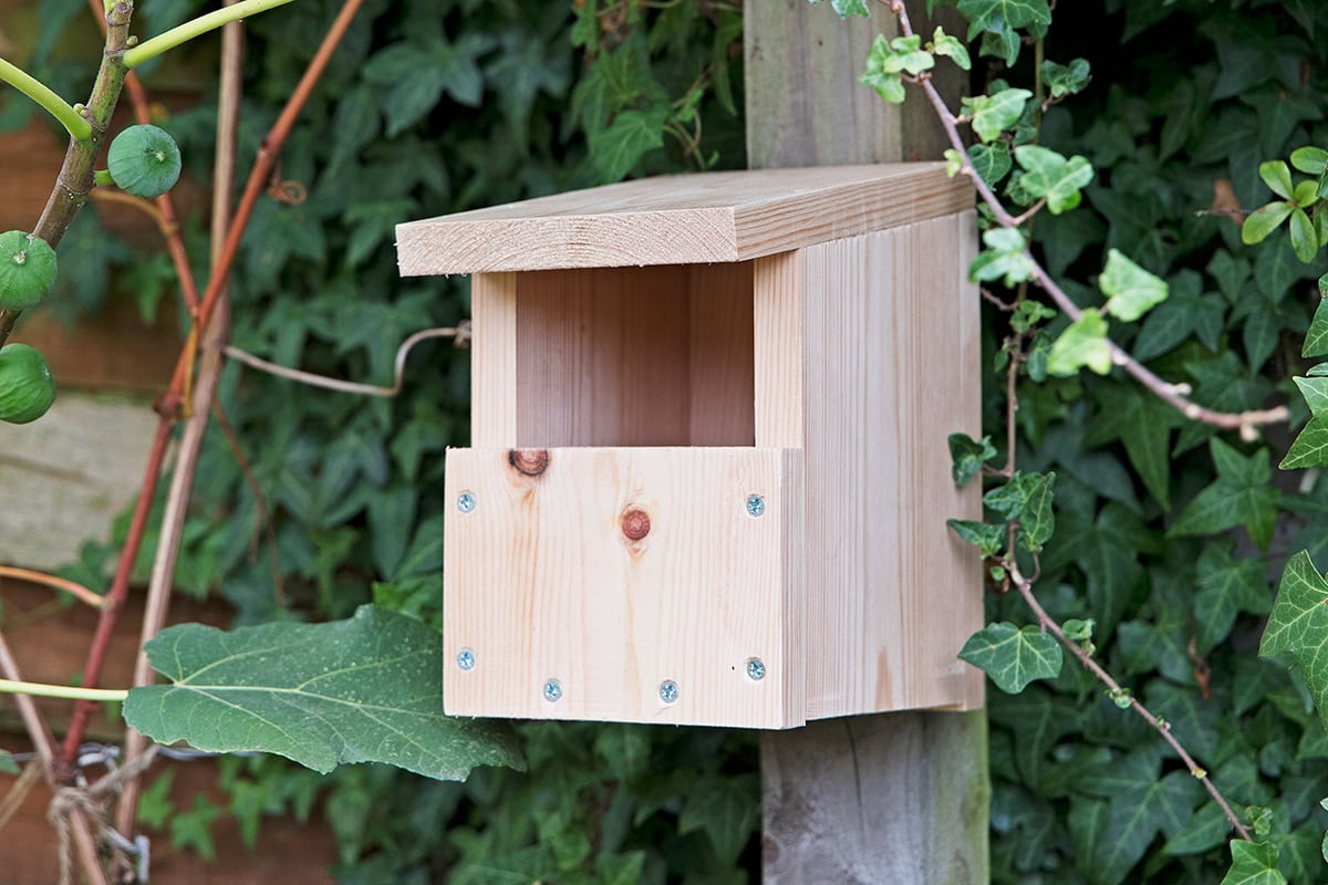 Houten nestkastje met grote opening aan bovenste voorzijde