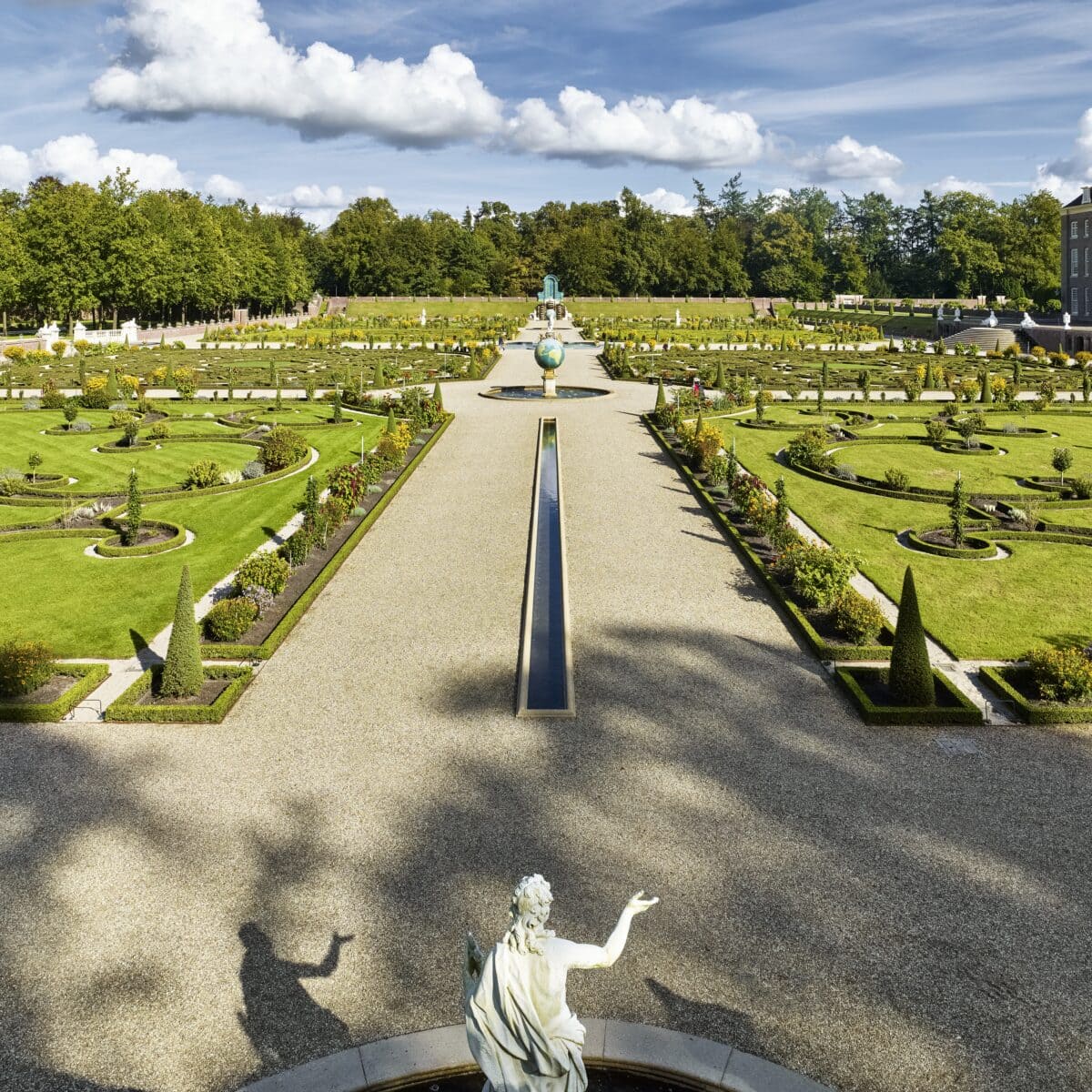 Foto van bovenaf van de paleistuinen bij Paleis Het loo.