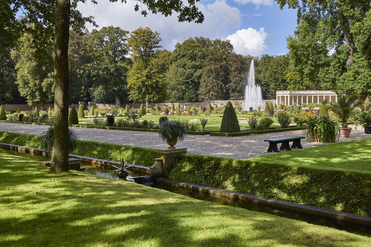 Foto van groene tuin met fontein in Paleis Het Loo tuinen