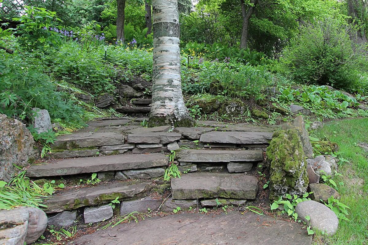 Stenen trap in een rotstuin.