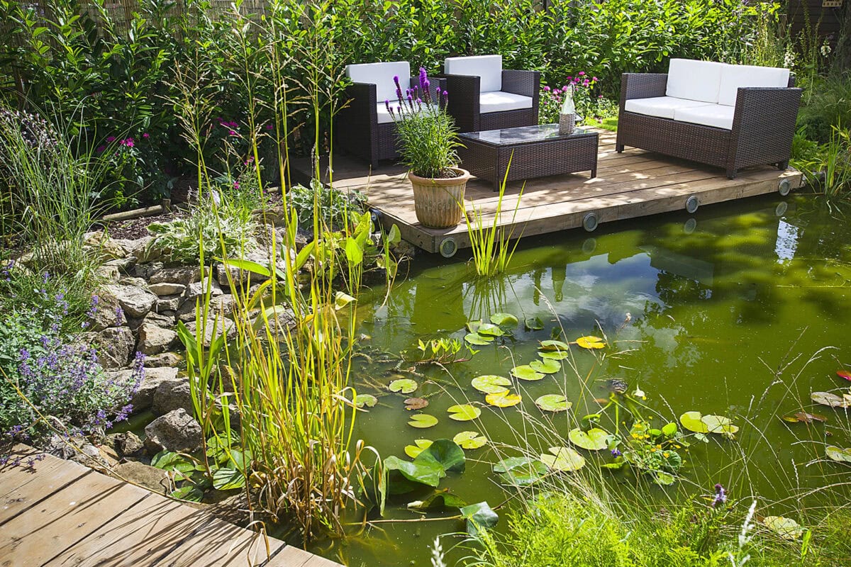 Rotstuin in de hoek van een vijvertuin.