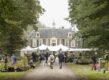 Mensen wandelen over de Ambachtelijke Plantenmarkt op Landgoed de Wiersse