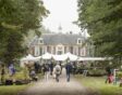 Mensen wandelen over de Ambachtelijke Plantenmarkt op Landgoed de Wiersse