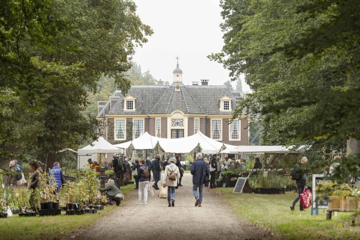 Mensen wandelen over de Ambachtelijke Plantenmarkt op Landgoed de Wiersse