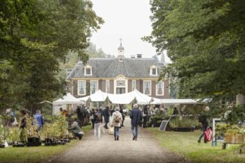 Mensen wandelen over de Ambachtelijke Plantenmarkt op Landgoed de Wiersse