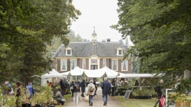 Mensen wandelen over de Ambachtelijke Plantenmarkt op Landgoed de Wiersse