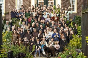 Alle kwekers van de Ambachtelijke Plantenmarkt zitten op het bordes van Huize De Wiersse.