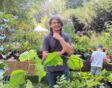 Diderik (man met bril) staat bij planten.
