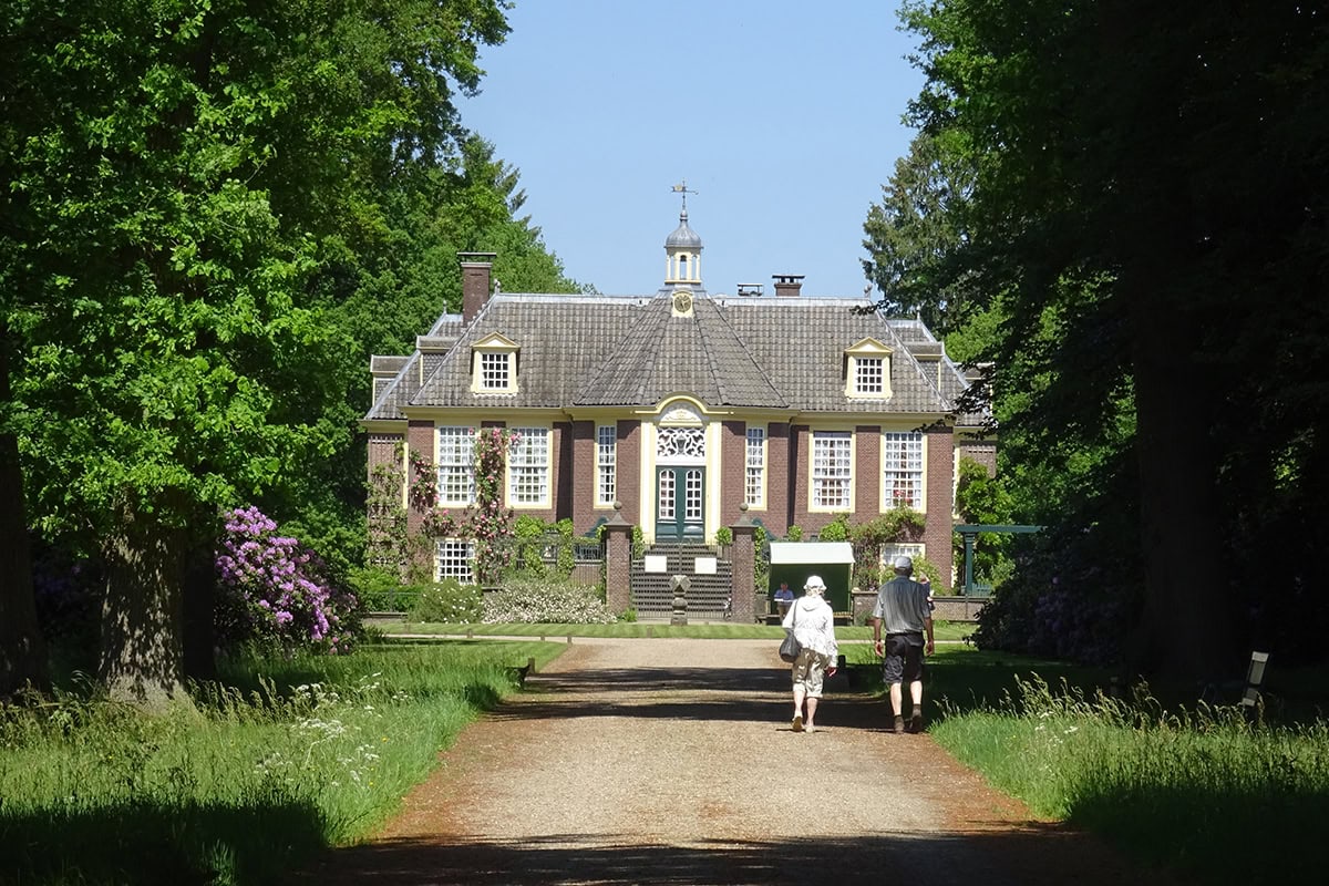 Twee wandelaars op Landgoed de Wiersse, voor het huis.