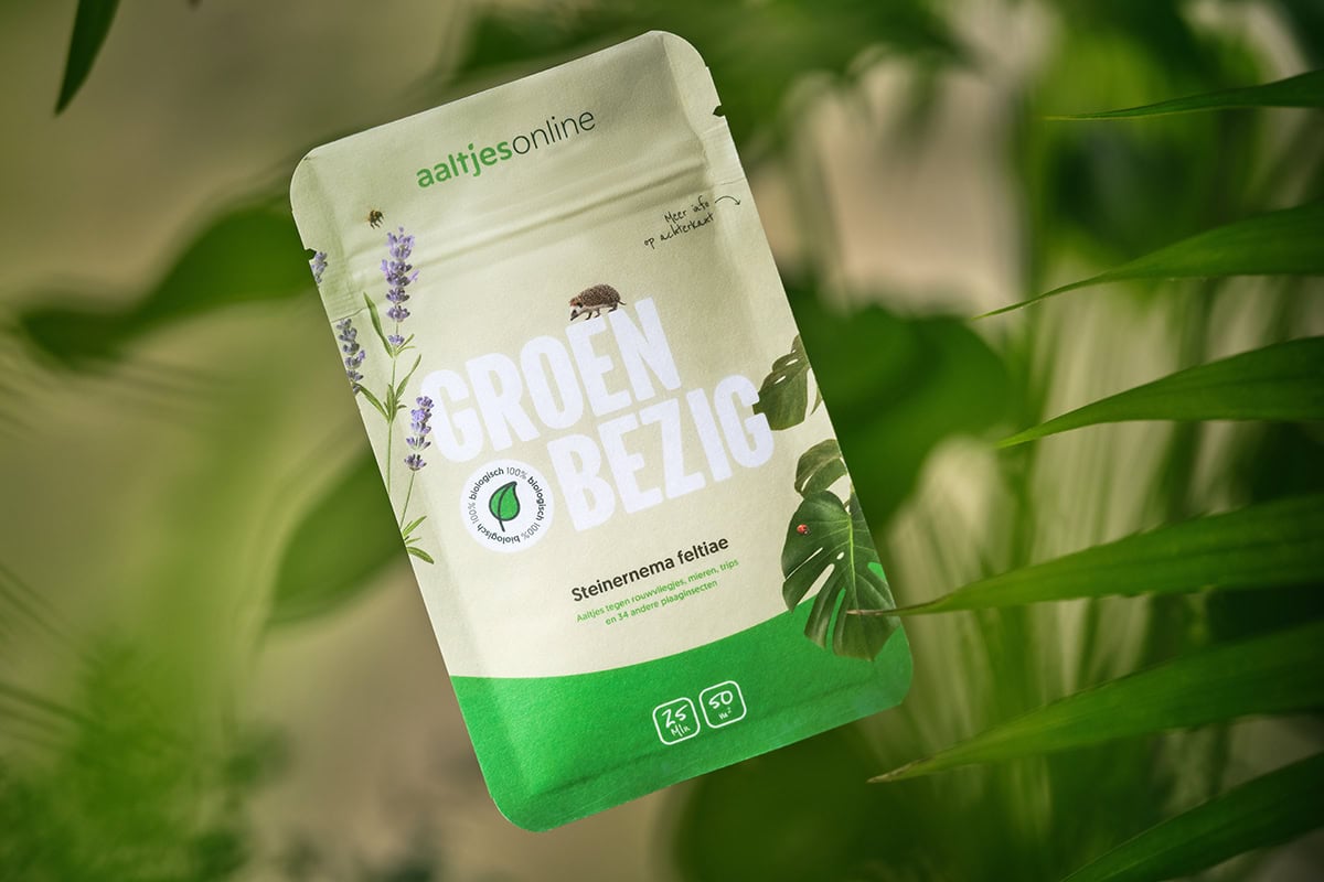 Zakje met aaltjes met planten op de achtergrond