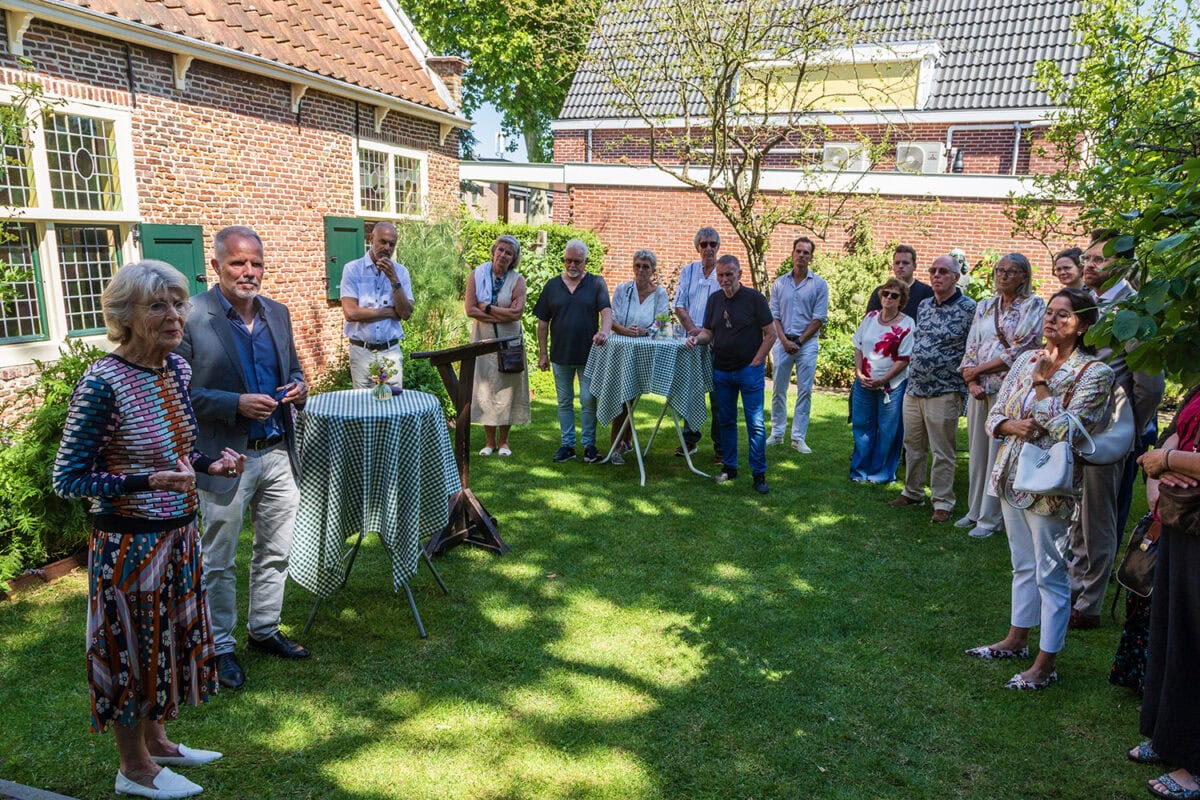 Het gezelschap dat aanwezig was bij de doop van roos 'Benedictus de Spinoza'.
