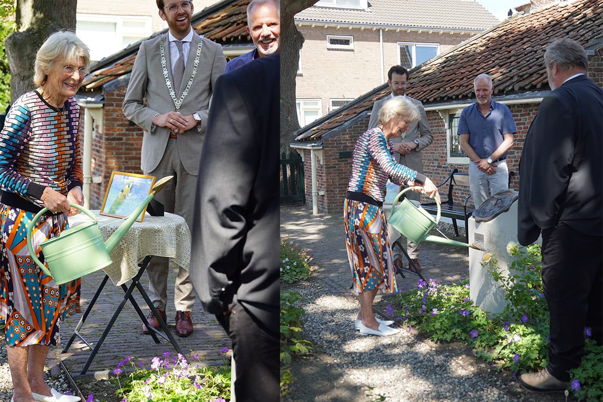 Prinses Irene praat met onder andere de burgermeester en rozenkweker Hans en doopt vervolgens de roos door er water overheen te gieten.