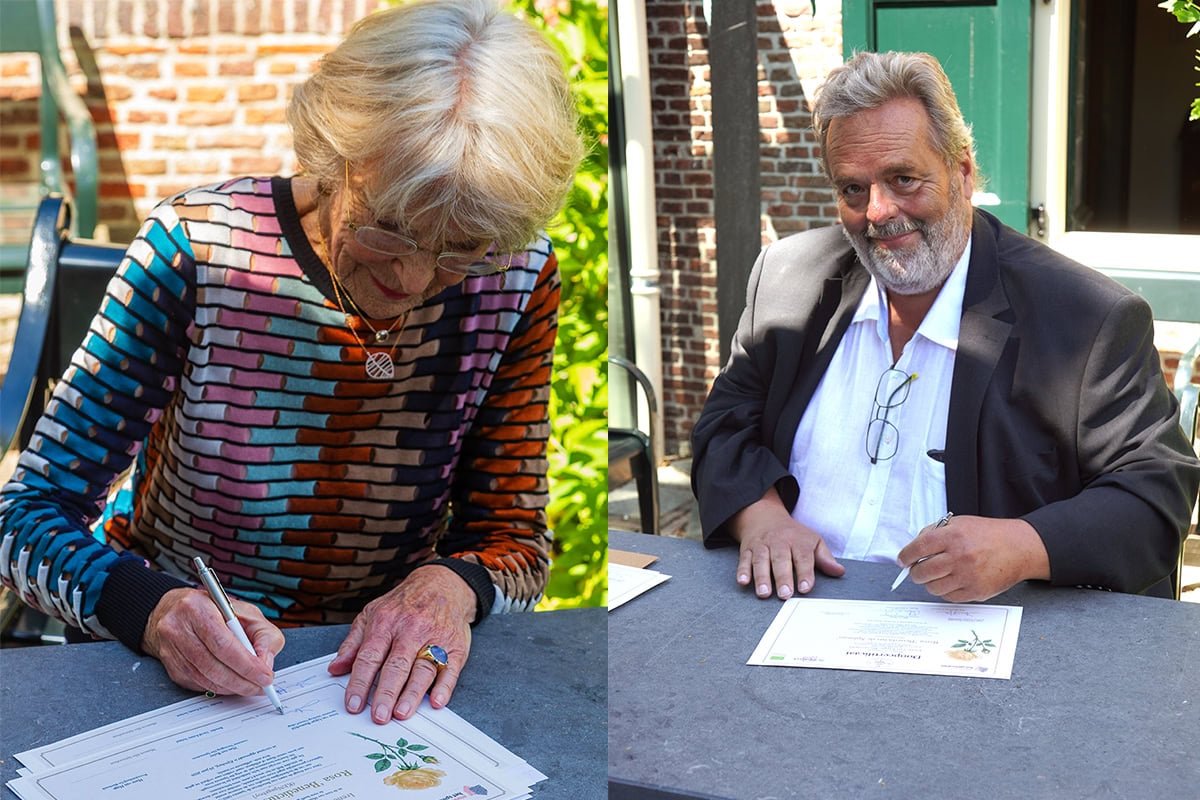 Links Prinses Irene, rechts Hans van Hage. Beide tekenen het certificaat van deze roos.
