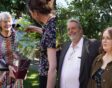 Links ontvangt Prinses Irene een exemplaar van roos 'Benedictus de Spinoza', rechts staan trotse rozenkwekers Hans en Britta van Hage.
