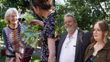 Links ontvangt Prinses Irene een exemplaar van roos 'Benedictus de Spinoza', rechts staan trotse rozenkwekers Hans en Britta van Hage.