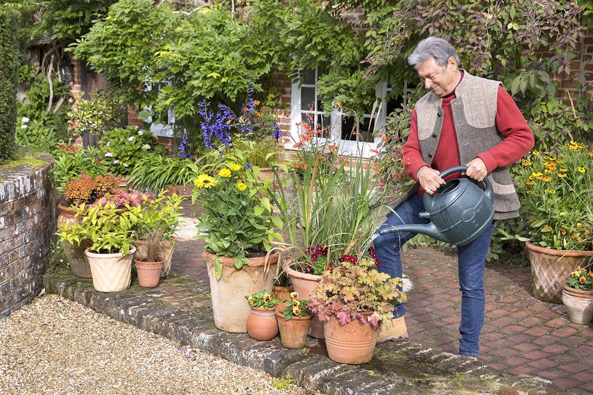 Alant Titchmarsh geeft planten in potten water