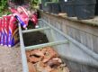 grote plantenbak vullen met potscherven en potgrond