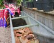 grote plantenbak vullen met potscherven en potgrond