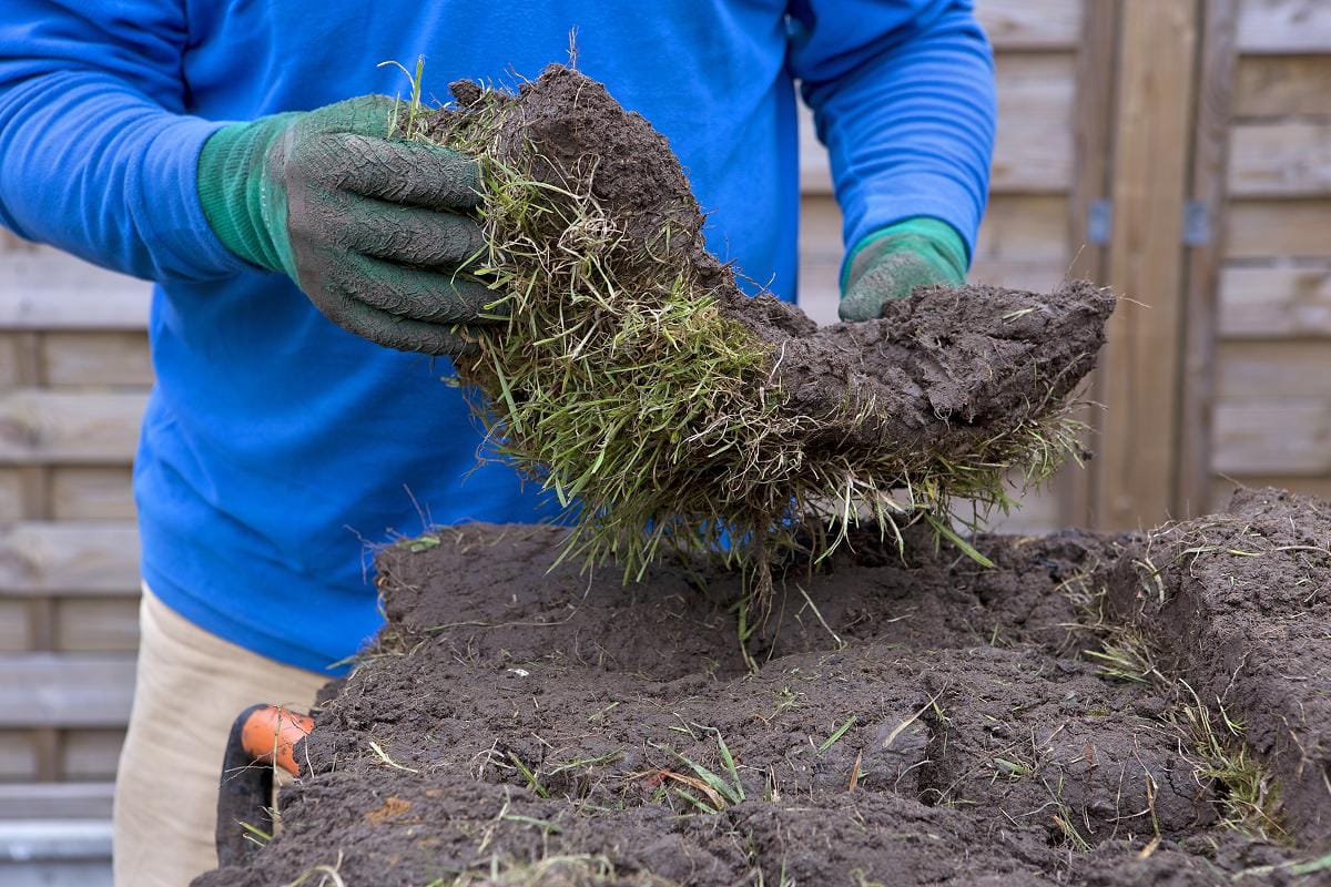 graszoden worden op de kop gelegd