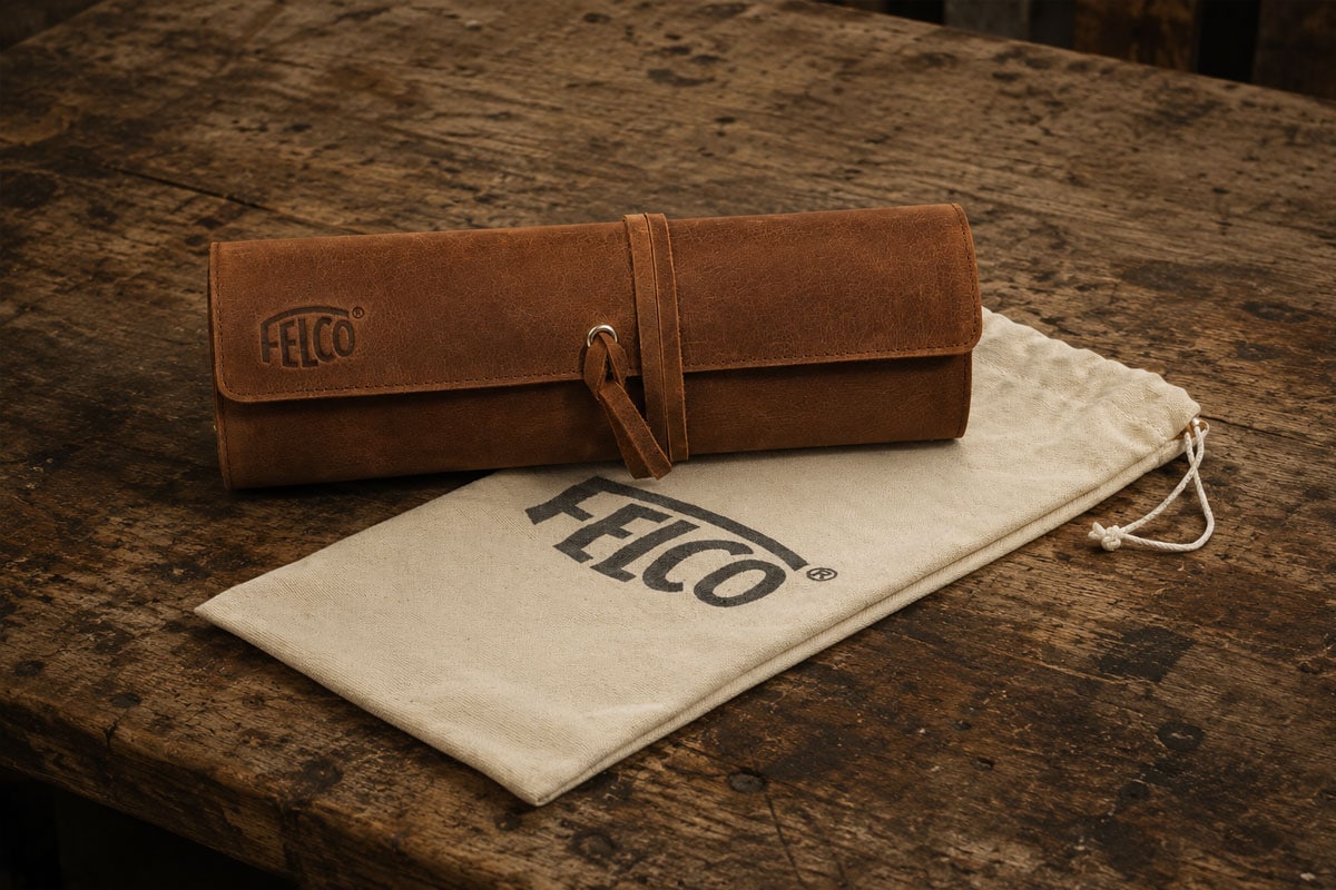 Lederen roletui voor snoeischaar op tafel met Felco-logo.