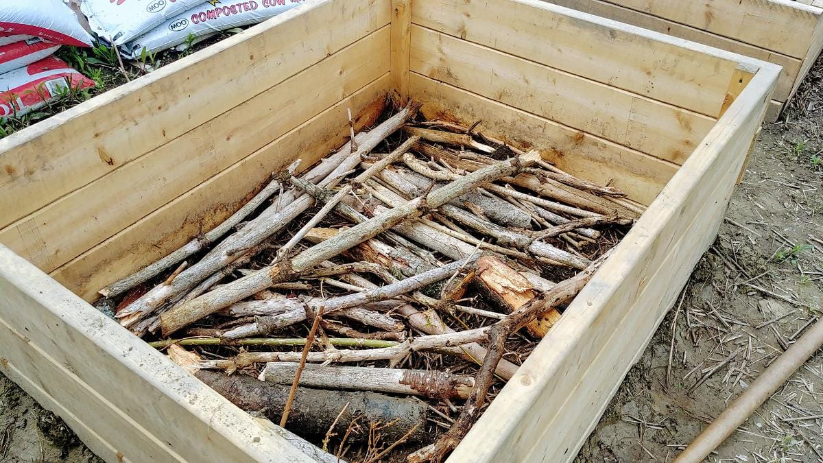 grote plantenbak vullen met takken