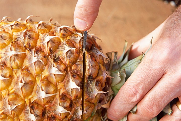 bladeren worden van ananas gesneden