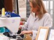Blonde vrouw borduurt met een machine