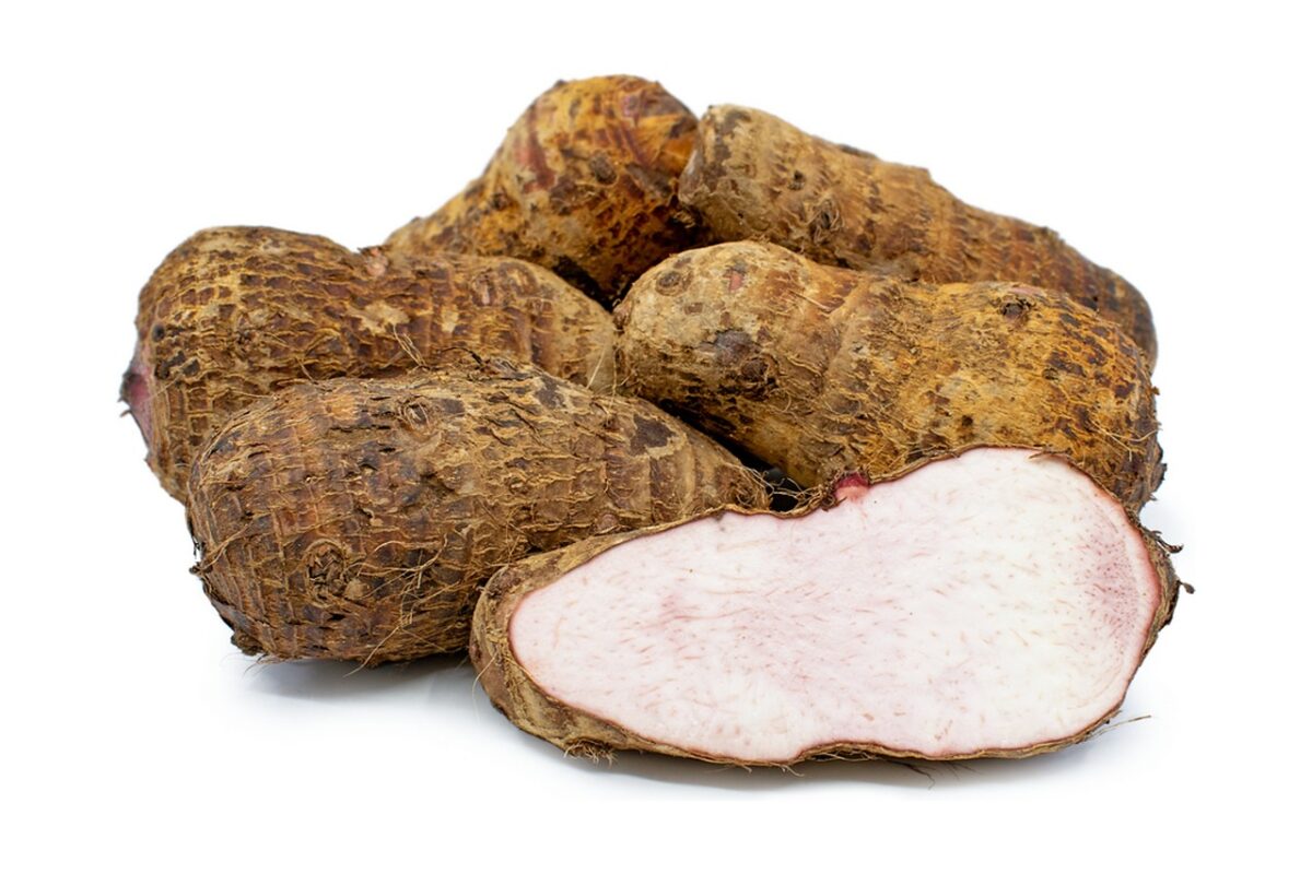 Doorgesneden knol van colocasia of taro