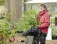 Kweker Pieter met een tray met planten in zijn handen.