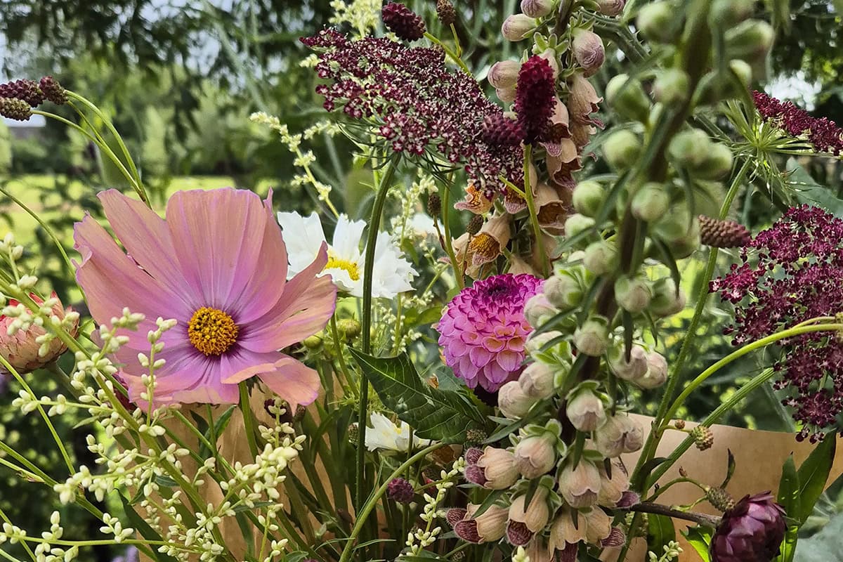 Plukbloemen in roze en groene tinten