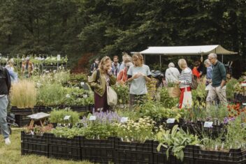 Mensen en planten op de Ambachtelijke Plantenmarkt