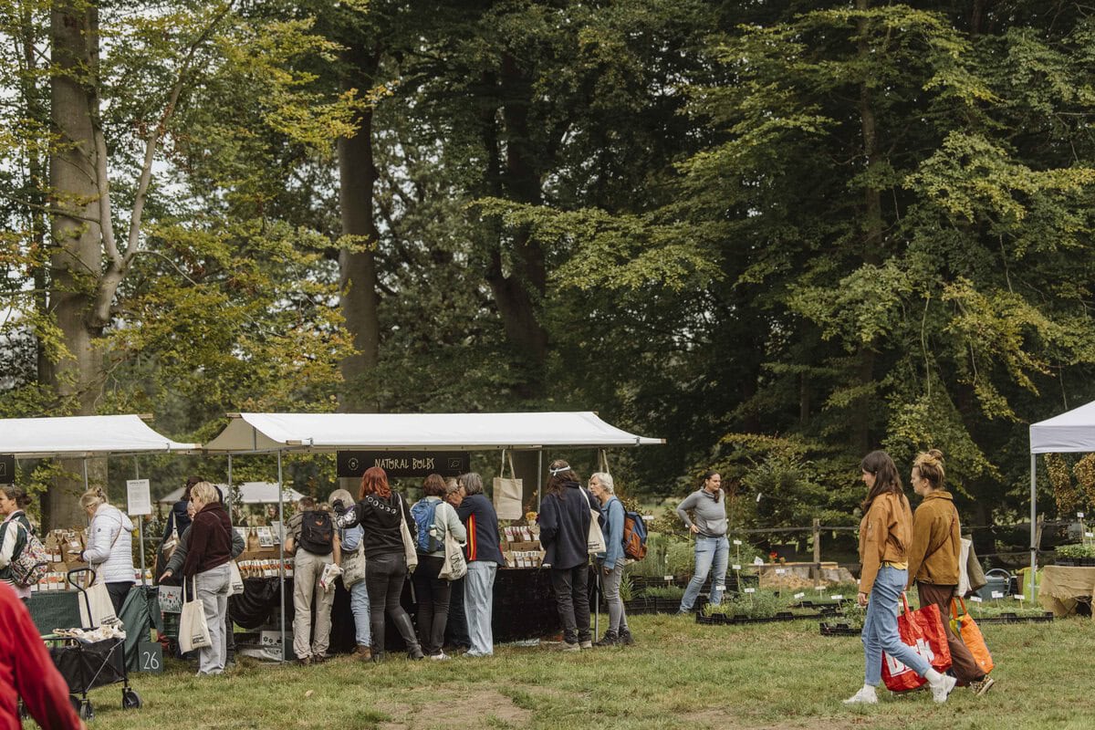 Bezoekers bij kramen op de Ambachtelijke Plantenmarkt
