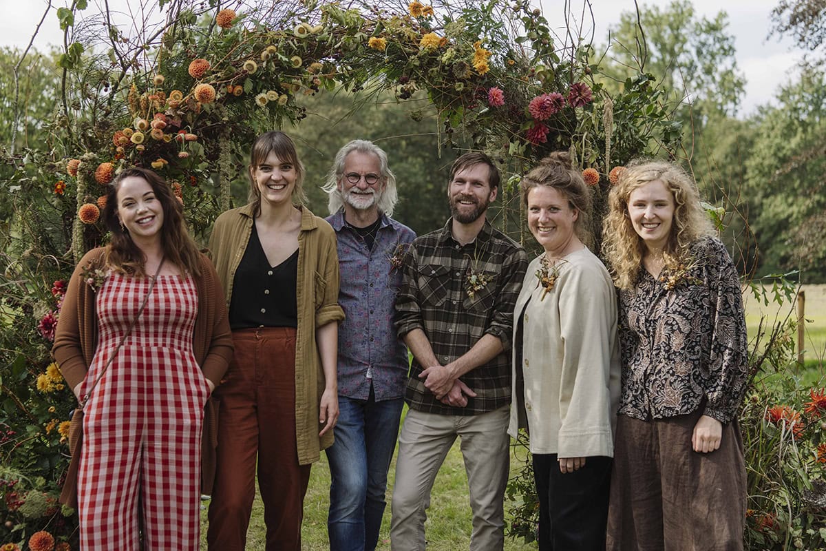 De redactie van Gardeners' World samen met Anne van Midden onder haar bloemenboog.