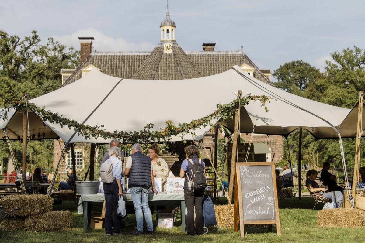 De Gardeners' World kraam met wit tentafdak en leeshoek.