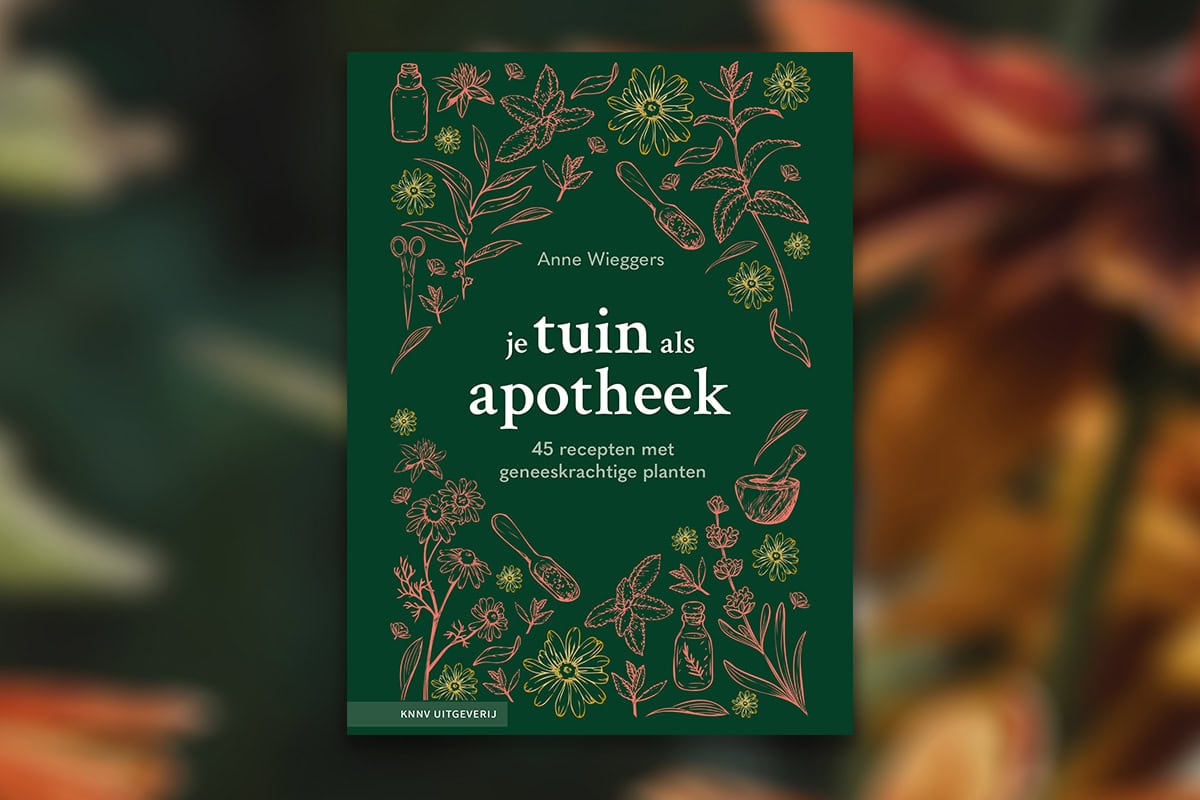 Coverafbeelding van het boek 'Je tuin als apotheek' in donkergroen en met illustraties.