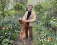 Monty en zijn hond Ned in de tuin op Longmeadow