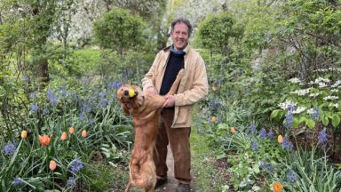 Monty en zijn hond Ned in de tuin op Longmeadow