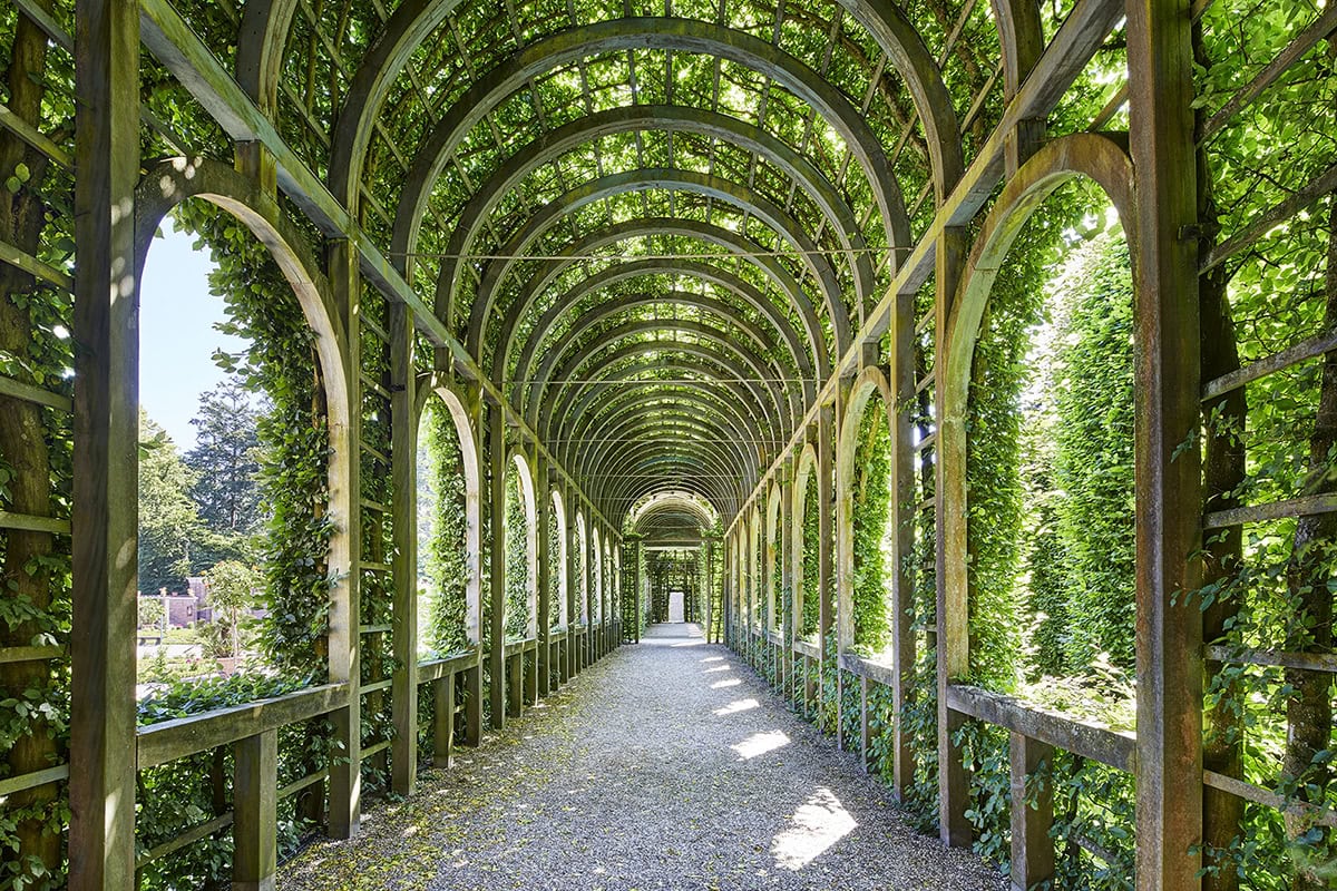 Boog met groene planten in Paleis Het Loo.