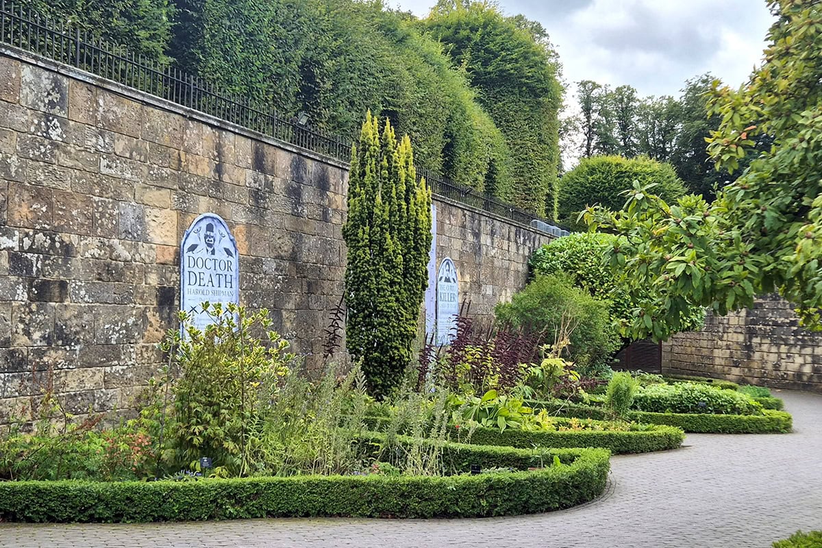 Tuin met muur en giftige planten