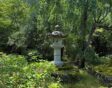 Stenen lantaarn in een Japanse tuin.