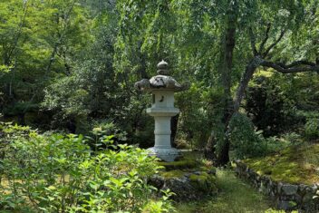 Stenen lantaarn in een Japanse tuin.